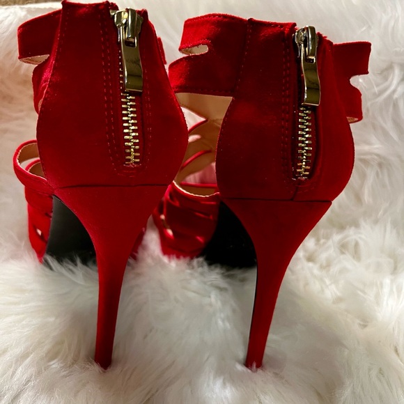Red heels - Picture 2 of 4